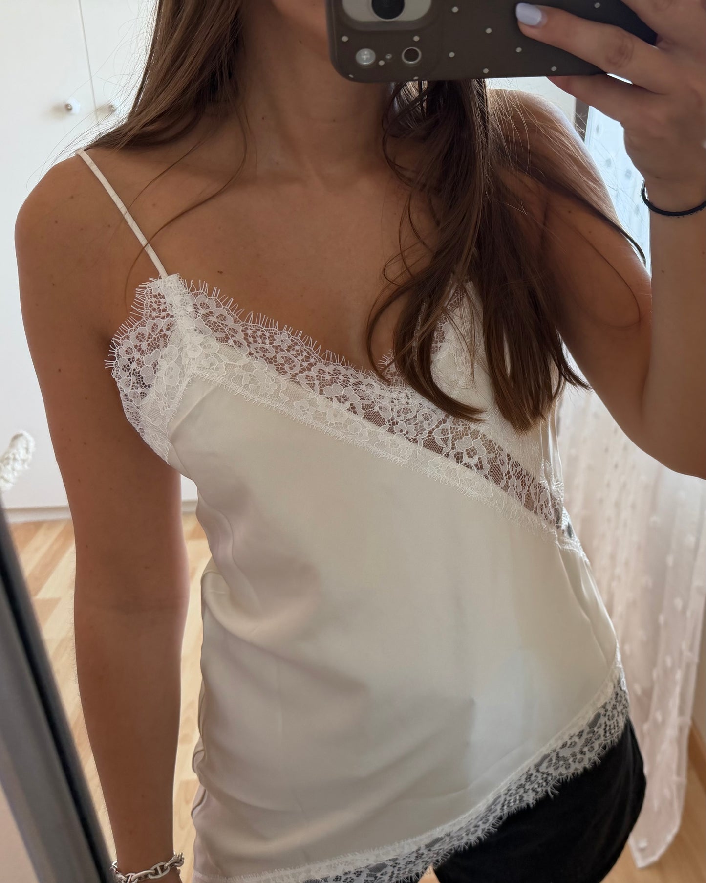 Top dentelle asymétrique crème