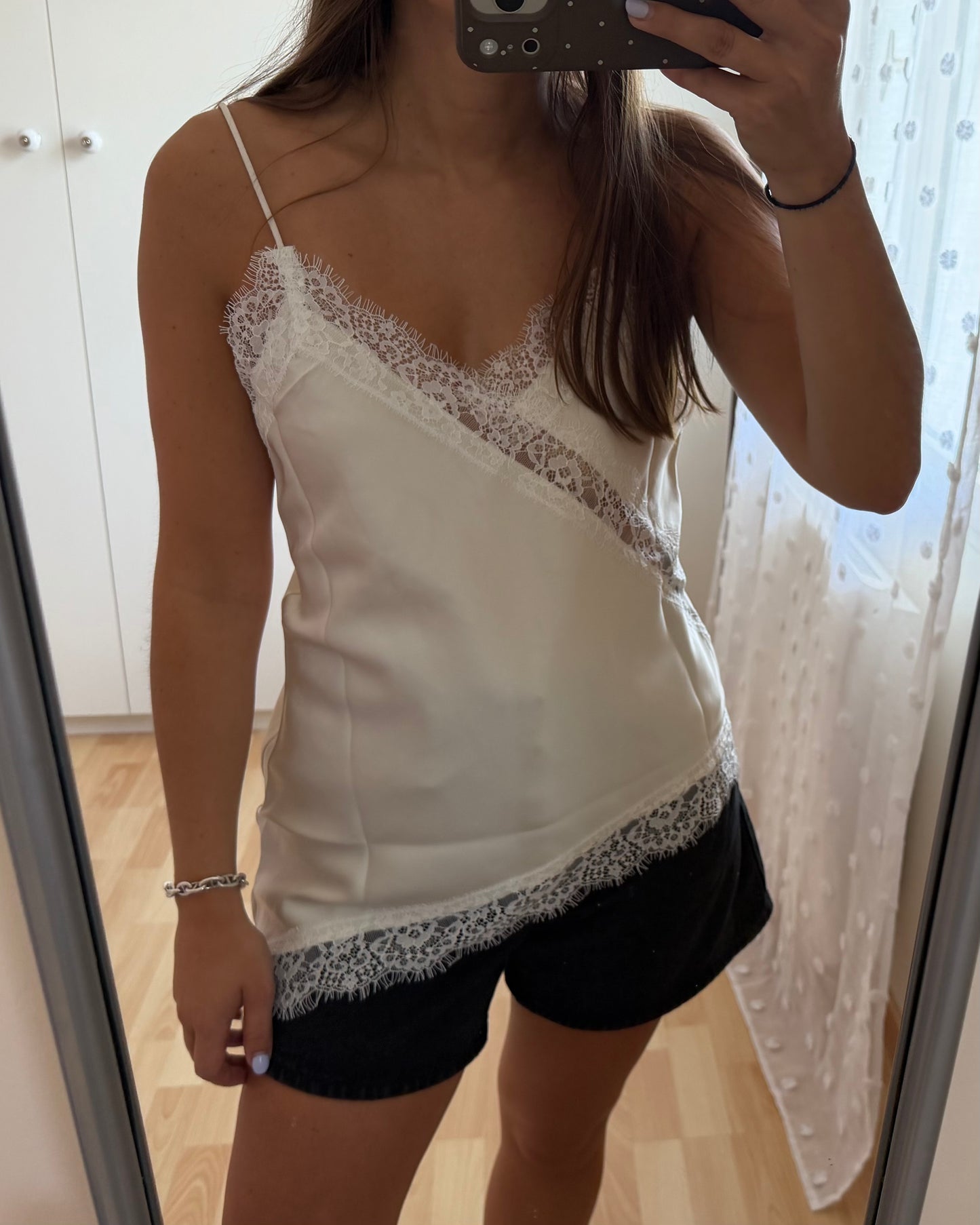 Top dentelle asymétrique crème