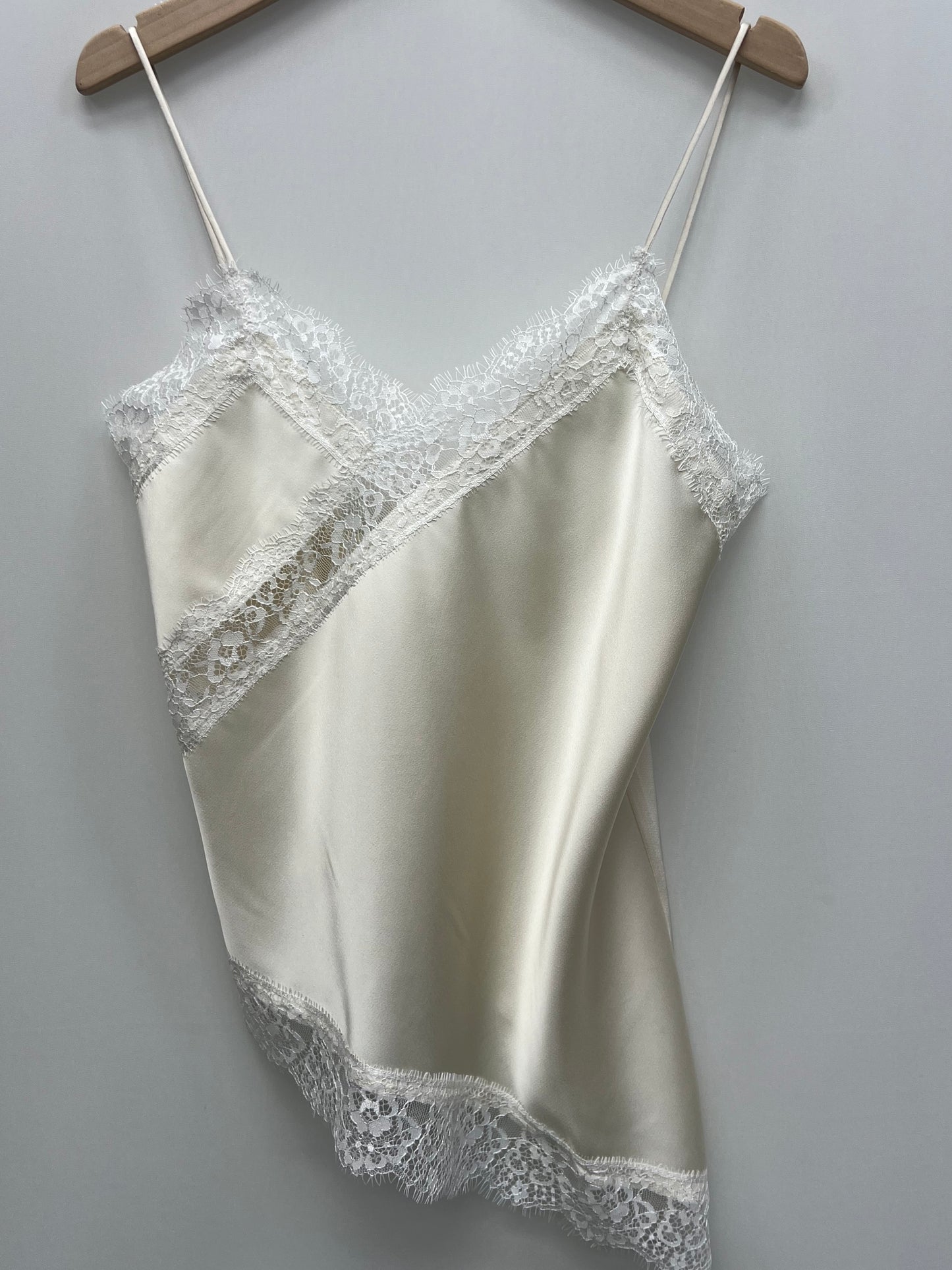 Top dentelle asymétrique crème